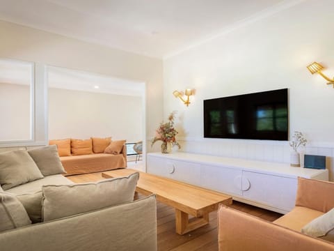 TV and multimedia, Living room, Lounge or bar