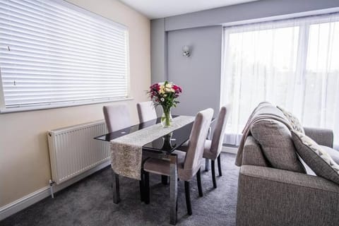 Tallets Apartment with Balcony & Parking Condo in Tewkesbury