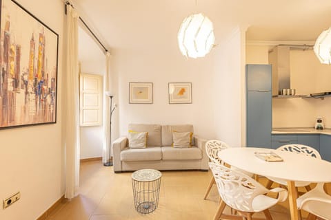 Kitchen or kitchenette, Seating area, Dining area