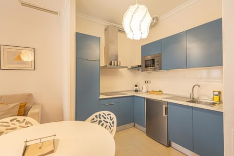 Kitchen or kitchenette, Dining area, stove