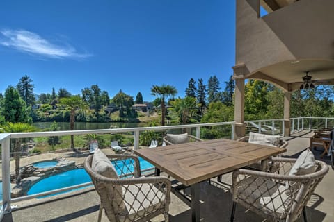 Luxe Grants Pass Getaway with Riverfront Views! Casa in Grants Pass