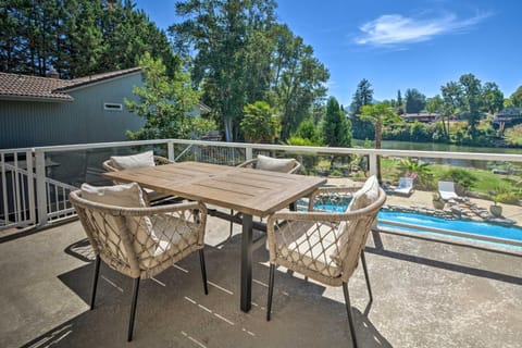 Luxe Grants Pass Getaway with Riverfront Views! Haus in Grants Pass