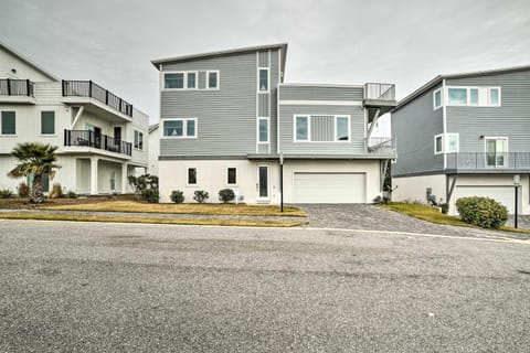 Beach Retreat with Rooftop Deck, Walk to Beach! House in Inlet Beach
