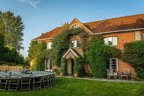 Bridge Farmhouse Villa in Salisbury