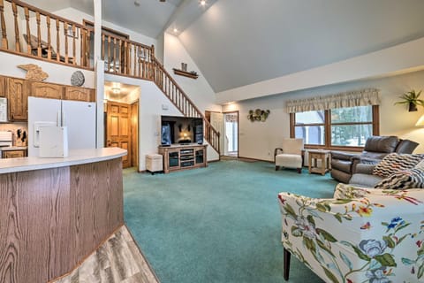 Inviting Lake Vue Lodge Home with Fire Pit and Deck House in Albert