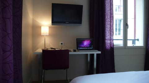 Bed, TV and multimedia, Bedroom