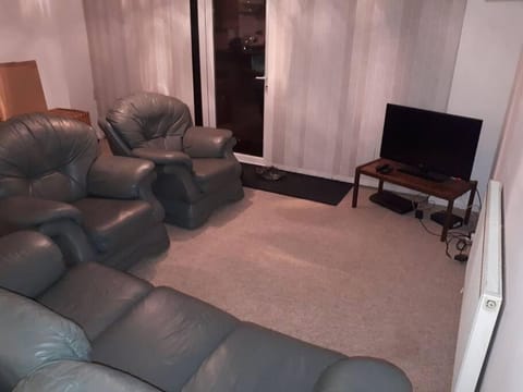 RentUnique Spinney SpaciousSuper Snug 1 bed home. Apartment in Crawley