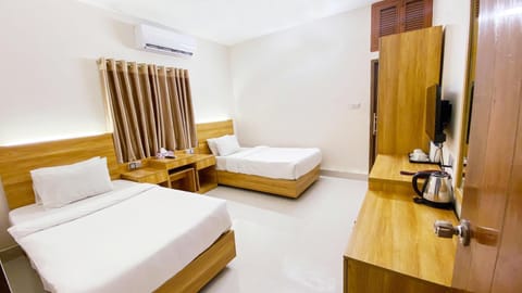 Bed, TV and multimedia, Photo of the whole room, Bedroom, wardrobe, air conditioner