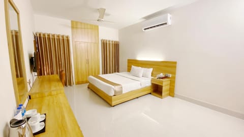 Bed, TV and multimedia, Photo of the whole room, Bedroom, fireplace, air conditioner