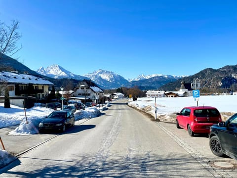 Neighbourhood, Winter, Mountain view