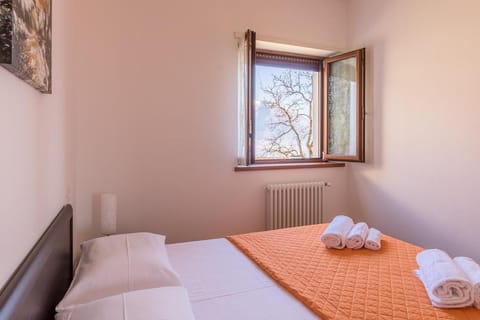 Bed, TV and multimedia, Photo of the whole room, Bedroom, internet, towels