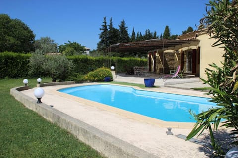 Beautiful holiday rental, pool, Saint Etienne du Grès, Alpilles, Provence - 4 people Maison in Tarascon