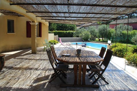 Beautiful holiday rental, pool, Saint Etienne du Grès, Alpilles, Provence - 4 people Haus in Tarascon