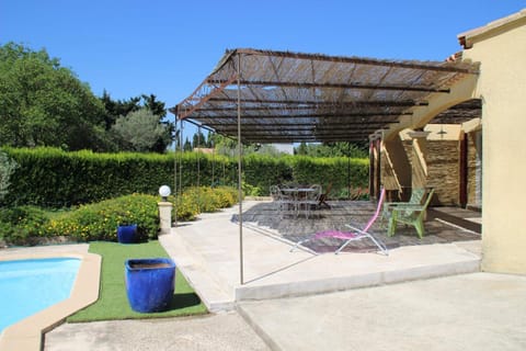 Beautiful holiday rental, pool, Saint Etienne du Grès, Alpilles, Provence - 4 people Casa in Tarascon