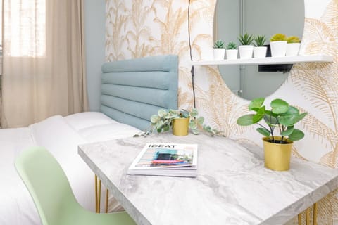 The Green Room - Duke Housing Apartment in Créteil