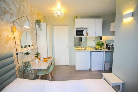 The Green Room - Duke Housing Apartment in Créteil