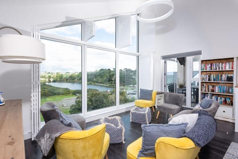 Library, Living room, Seating area