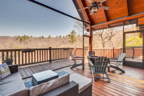 Wooded Cabin Mtn Views, Hot Tub and 2 Decks! House in Tennessee