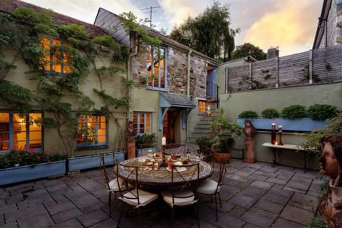 Property building, Patio, Day, Dining area, Garden view