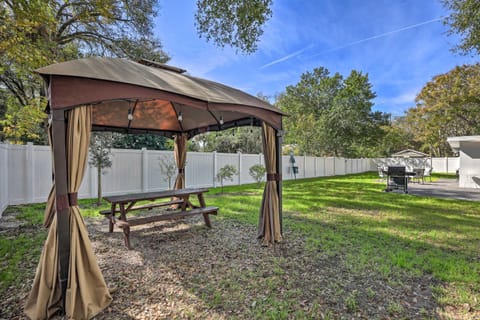 Chic Home with Fire Pit and Patio, Walk to Lake! Haus in Mount Dora