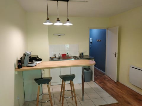 Coffee/tea facilities, Kitchen or kitchenette, Dining area, minibar