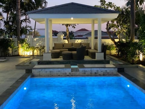 Luxury Pool Villa 510 Pool Table 4BR 8-10 Persons Villa in Pattaya City