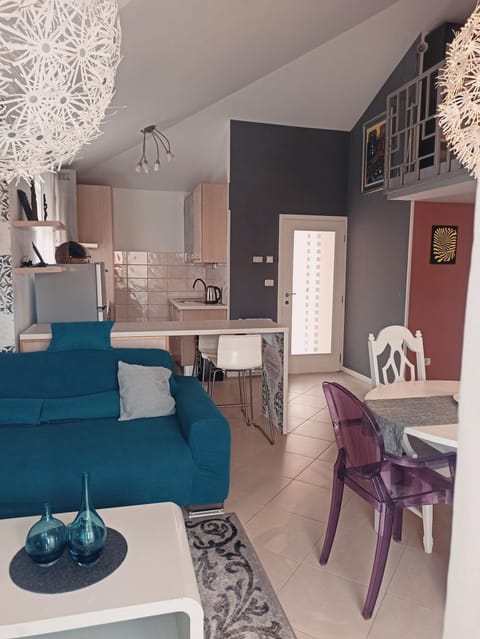 Kitchen or kitchenette, Living room, Seating area, Dining area
