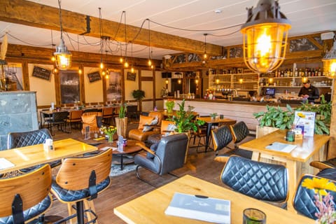 Restaurant/places to eat, Lounge or bar