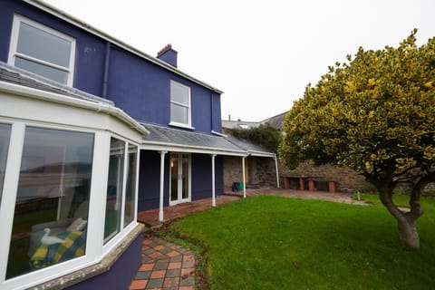 The Cottage-Large central property with Estuary views and private parking House in Laugharne