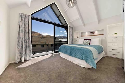 The Gables - Queenstown - Beautiful, stylish, newly renovated 4 bedroom home House in Queenstown