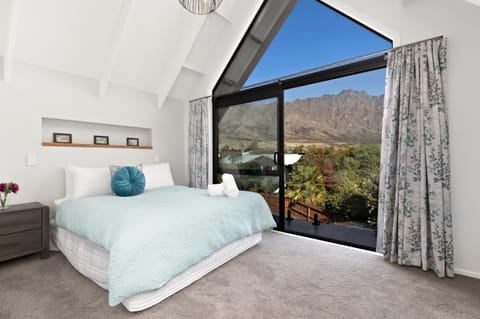 Bedroom, Mountain view