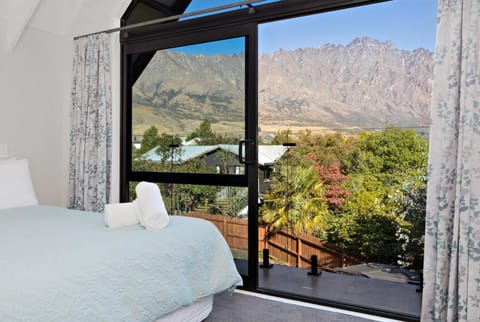 The Gables - Queenstown - Beautiful, stylish, newly renovated 4 bedroom home House in Queenstown