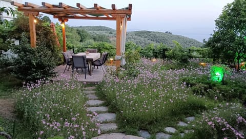 Patio, Day, Natural landscape, Garden, Dining area, Garden view