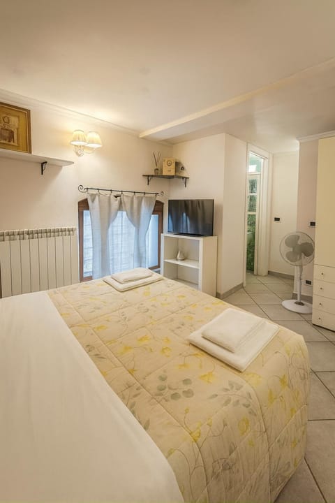 Bed, TV and multimedia, Photo of the whole room, Bedroom, towels, wardrobe