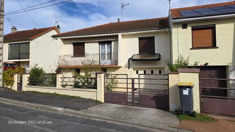 Maison entière avec parking, garage et jardin House in Montluçon