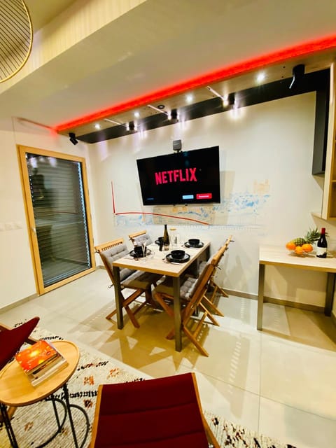 TV and multimedia, Living room, Seating area, Dining area