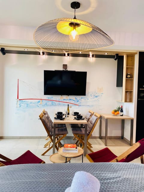 Communal lounge/ TV room, TV and multimedia, Living room, Seating area, Dining area