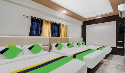 Bed, TV and multimedia, Living room, Photo of the whole room, Seating area, Bedroom, air conditioner