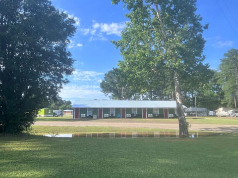 Alpine Motel room,Wifi,Sandy Beach,Boat Ramp,Pier and Marina,Bath House with Laundromat Motel in Toledo Bend Reservoir