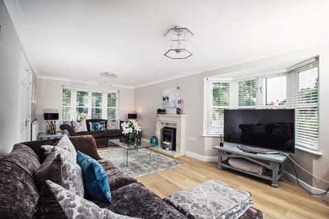 Beautiful 4-bed home, Hot Tub & Stunning Views! Villa in Abergavenny