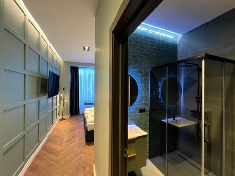 Shower, Bathroom, TV and multimedia