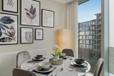 Contemporary, Modern, 2-Bed Apt, Prime Central MK Apartment in Milton Keynes