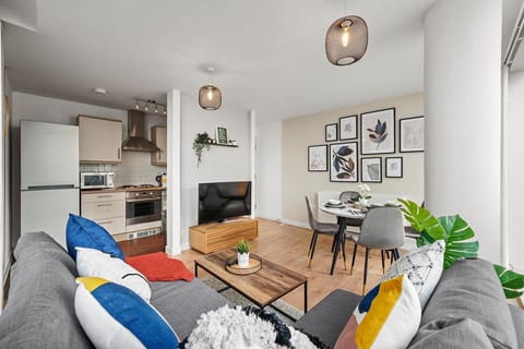 Contemporary, Modern, 2-Bed Apt, Prime Central MK Apartment in Milton Keynes