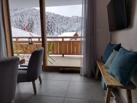 Balcony/Terrace, Living room, Mountain view