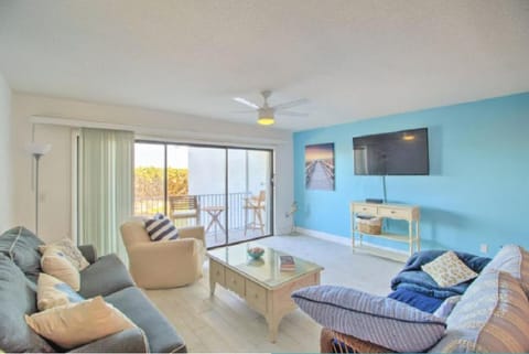 Escape to your Florida Beach Oasis while enjoying all the comforts of home Condo in Hutchinson Island