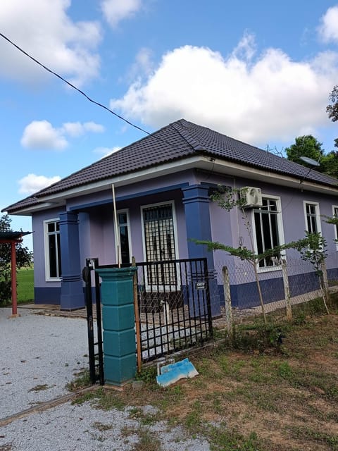 Ummi's Homestay Kuala Besut Haus in Besut