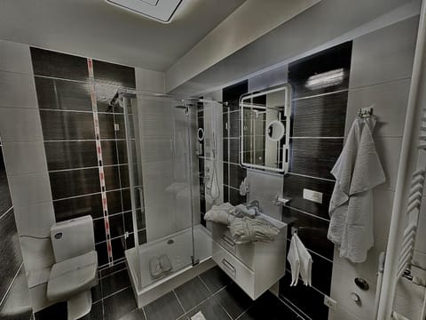 Shower, Toilet, Bathroom, towels