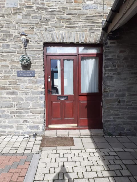 The Granary, Bryncarnedd cottages House in Tirymynach