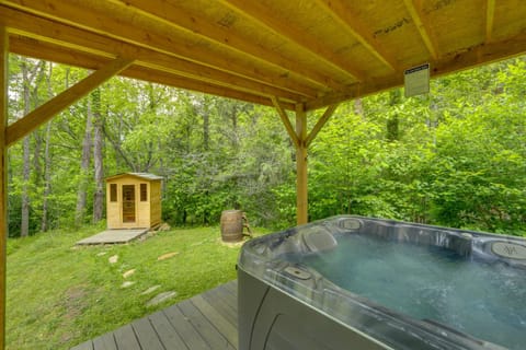 Hot Tub, Fire Pit Waynesville Getaway Near Hiking House in East Fork