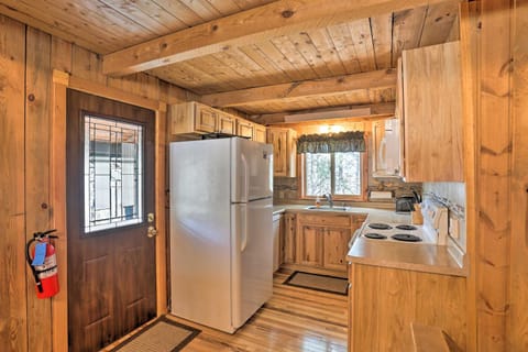 Whitewood Cabin Deck, Gas Grill and Hot Tub! Haus in North Lawrence